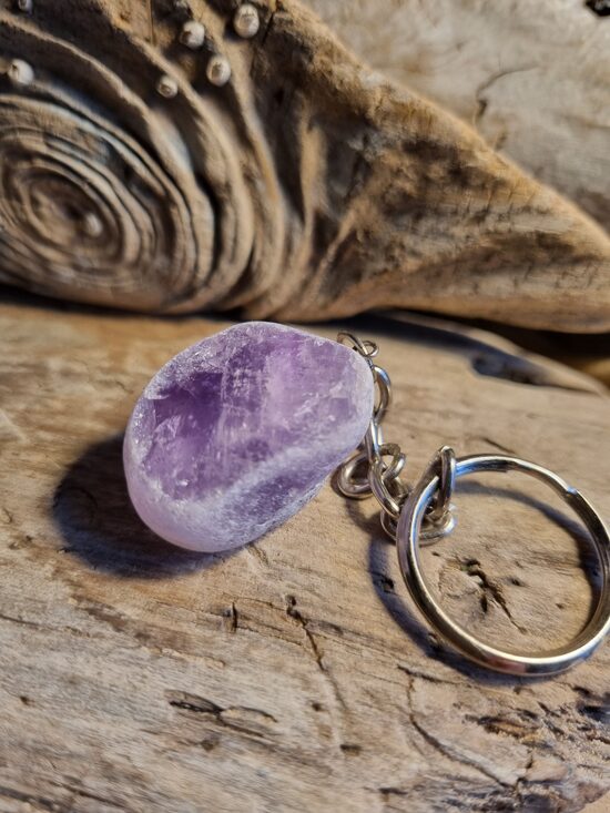 Ametista atslēgu piekariņš "Aizsardzībai" Izmērs 3 x 2 cm Var uzkārt arī priekšnamā Zila bantīte