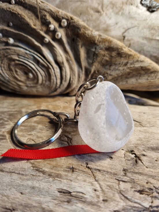 Kalnu kristāla atslēgu piekariņš "Aizsardzībai" Izmērs 3 x 2.5 cm Var uzkārt arī priekšnamā Sarkana bantīte