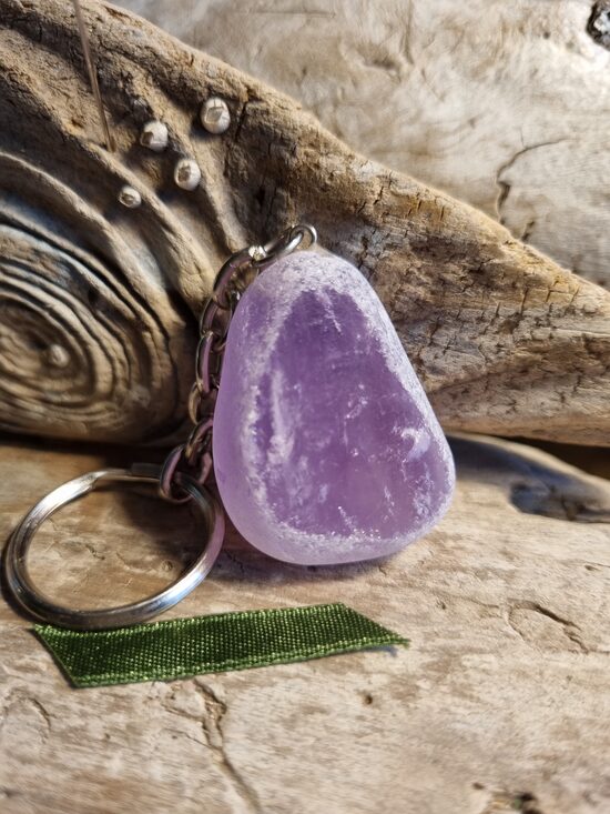 Ametista atslēgu piekariņš "Aizsardzībai" Izmērs 3.5 x 2.5 cm Var uzkārt arī priekšnamā Zaļa bantīte