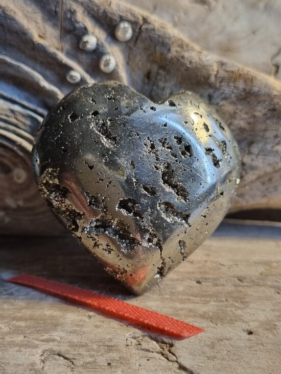 Pirīta sirds "Biznesam" nr 1. Izmērs 4.2 x 4 cm Rozā bantīte Var nolikt priekšnamā aizsardzībai