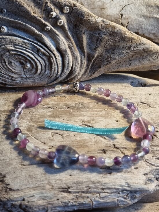 Fluorīta rokassprādze "Mana sirds" nr 1. Izmērs 20 cm Bumbiņa 4 mm Zila bantīte