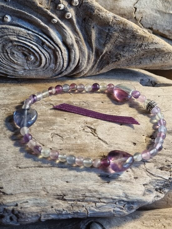 Fluorīta rokassprādze "Mana sirds" nr 2. Izmērs 18 cm Bumbiņa 4 mm Lillā bantīte