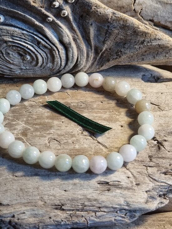 Gaiša nefrīta rokassprādze nr 3. "Veiksme dienas garumā" izmērs 18 cm Bumbiņa 8 mm Zaļa bantīte