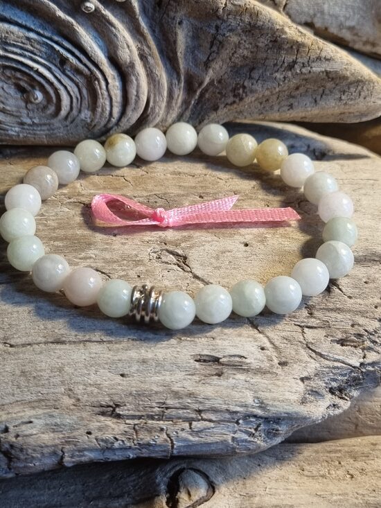 Gaiša nefrīta rokassprādze nr 4. "Veiksme dienas garumā" izmērs 19 cm Bumbiņa 8 mm Rozā bantīte