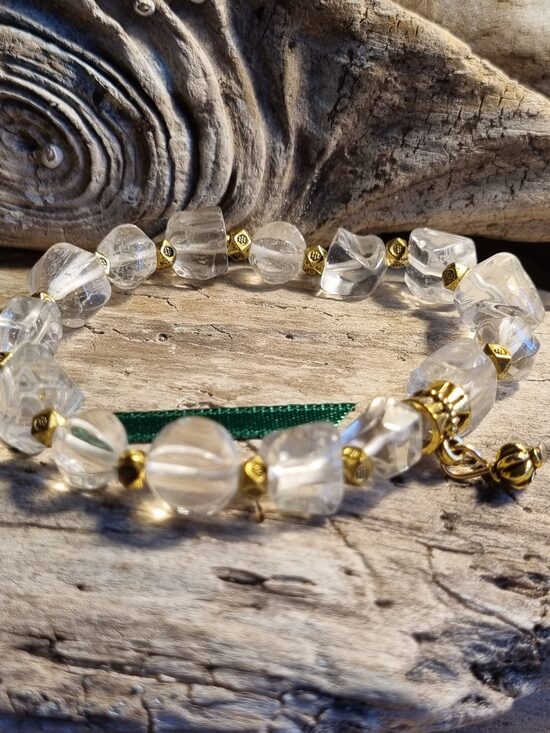 Kalnu kristāla rokassprādze "Zelta bumbiņa" Izmērs 18 cm Bumbiņa 8 - 9 mm Zaļa bantīte