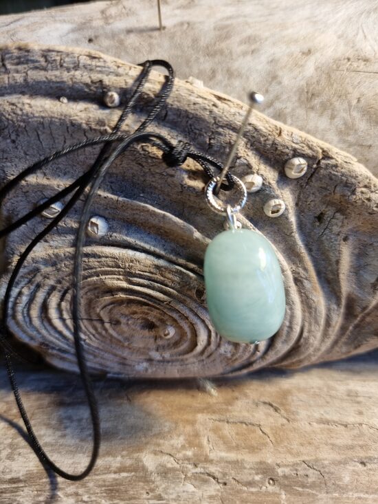 Smaragda kulons "Labas attiecības" nr 1. Izmērs 2.5 x 1.2 cm Ar melnu auklu Ar dabīgiem iespiedumiem Sudraba