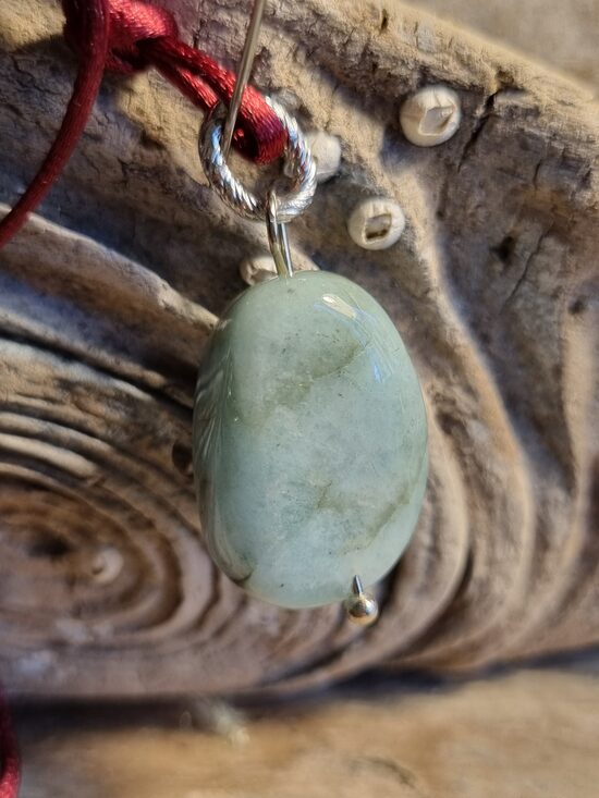 Smaragda kulons "Labas attiecības" nr 4. Izmērs 2.5 x 1.4 cm Ar bordo auklu Ar dabīgiem iespiedumiem Sudraba