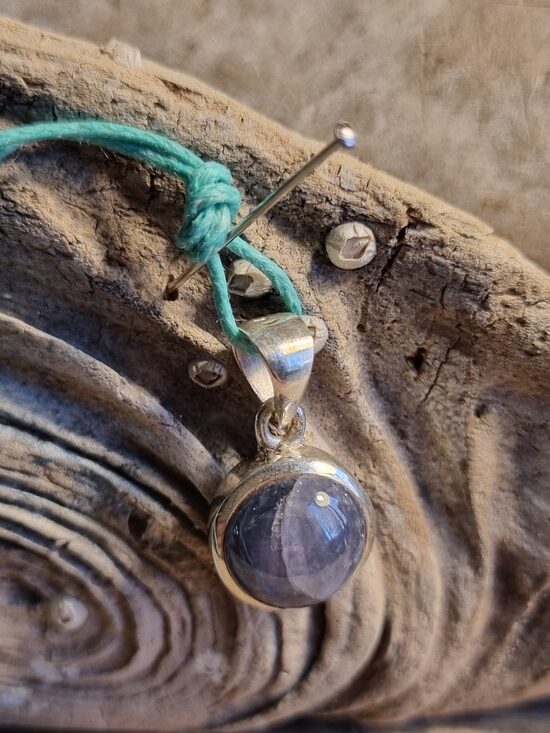 Safīra kulons "Spēcīgs aizsargamulets" Izmērs 2 x 1.2 cm Zaļa aukla Indija Sudrabā