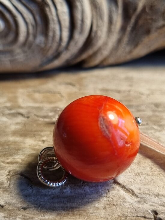 Liels koraļļa kulons "Dusmu savaldītājs" nr 2. Bumba ir 18 mm  Gaiša bantīte Ar dabīgiem iespiedumiem