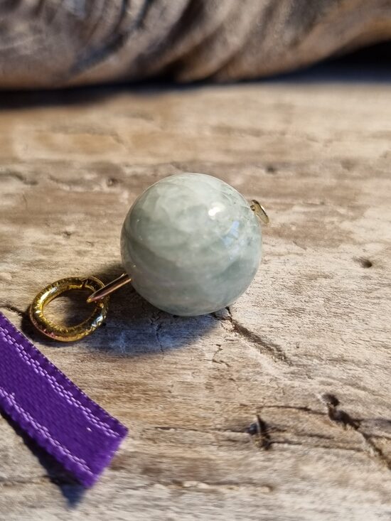 Akvamarīna kulons "Emociju līdzsvaram" nr 1. Izmērs 12 mm Ar dabīgām švīkām Lillā bantīte Zelta krāsa