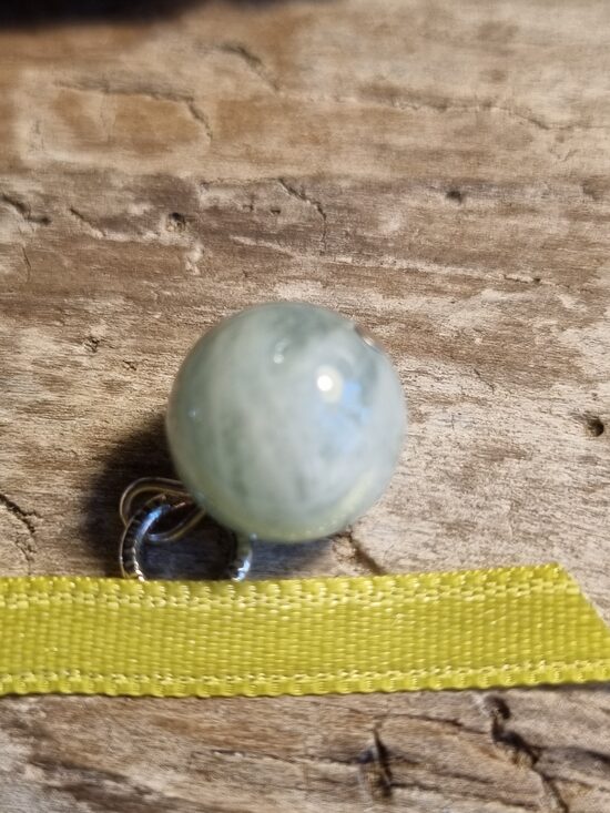 Akvamarīna kulons "Emociju līdzsvaram" nr 2. Izmērs 12 mm Ar dabīgām švīkām Dzeltena bantīte Sudraba krāsa