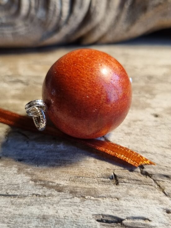 Liels koraļļa kulons "Dusmu savaldītājs" nr 4. Bumba ir 20 mm  Brūna bantīte Ar dabīgiem iespiedumiem