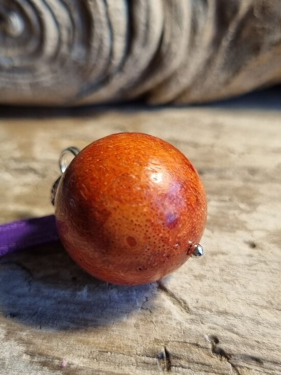 Liels koraļļa kulons "Dusmu savaldītājs" nr 7. Bumba ir 20 mm  Lillā bantīte Ar dabīgiem iespiedumiem