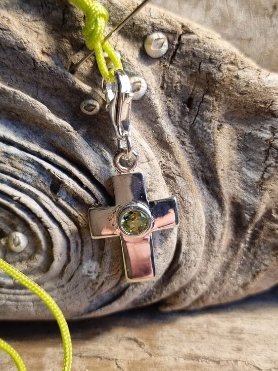 Peridota krustiņš ar karabīni Izmērs 3.5 x 1.5 cm Ar zaļu auklu Sudrabā