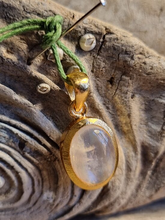 Mēnessakmens kulons "Mīlēt visu mūžu" Izmērs 1.7 x 1.3 cm Zaļa aukla Sudrabs apzeltīts