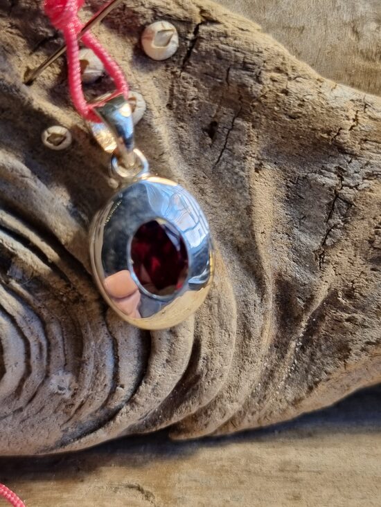 Granāta kulons "Mīlestība vienmēr" Izmērs 2.5 x 1.2 cm Rozā aukla Sudrabs Čehija