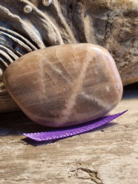 Mēnessakmens masāžai "Ikdienas prieks" nr 1. Izmērs 4 x 3 cm Lillā bantīte Nēsāt kabatā