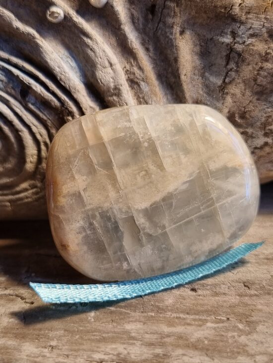 Mēnessakmens masāžai "Ikdienas prieks" nr 2. Izmērs 3.5 x 3 cm Zila bantīte Nēsāt kabatā