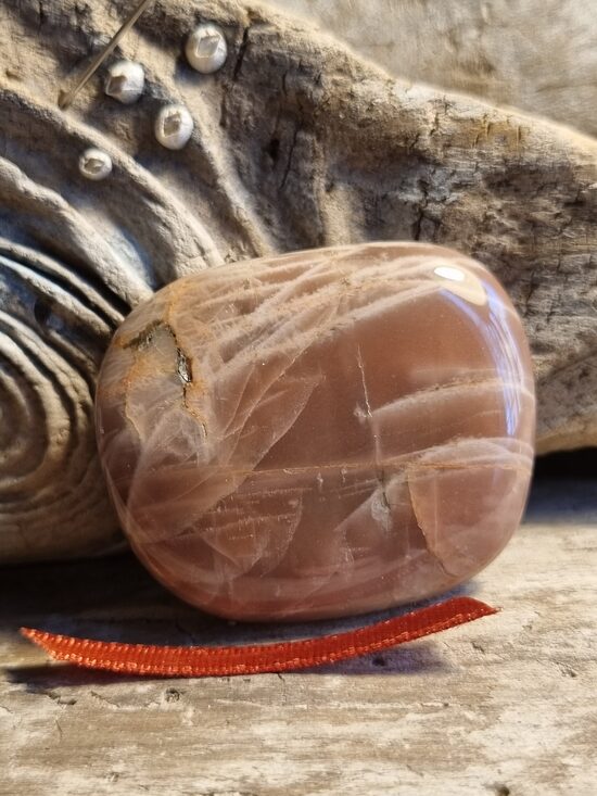 Mēnessakmens masāžai "Ikdienas prieks" nr 3. Izmērs 3.8 x 3.2 cm Brūna bantīte Nēsāt kabatā