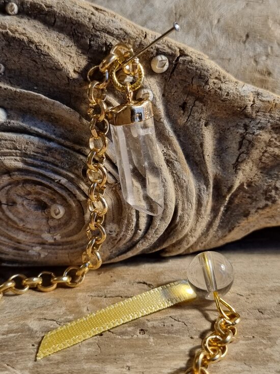 Kalnu kristāla svārstiņš "Enerģijas deva" nr 3. Izmērs 2.5 x 1 cm Dzeltena bantīte Ar dabīgiem iespiedumiem