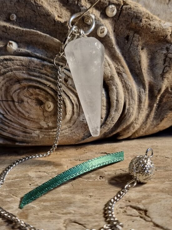 Kalnu kristāla svārstiņš "Slīpētais" nr 2. Izmērs 3 x 1.2 cm Zaļa bantīte Ar dabīgiem iespiedumiem