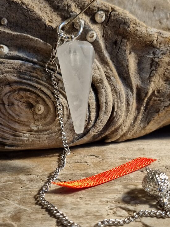 Kalnu kristāla svārstiņš "Slīpētais" nr 4. Izmērs 3 x 1.2 cm Sarkana bantīte Ar dabīgiem iespiedumiem