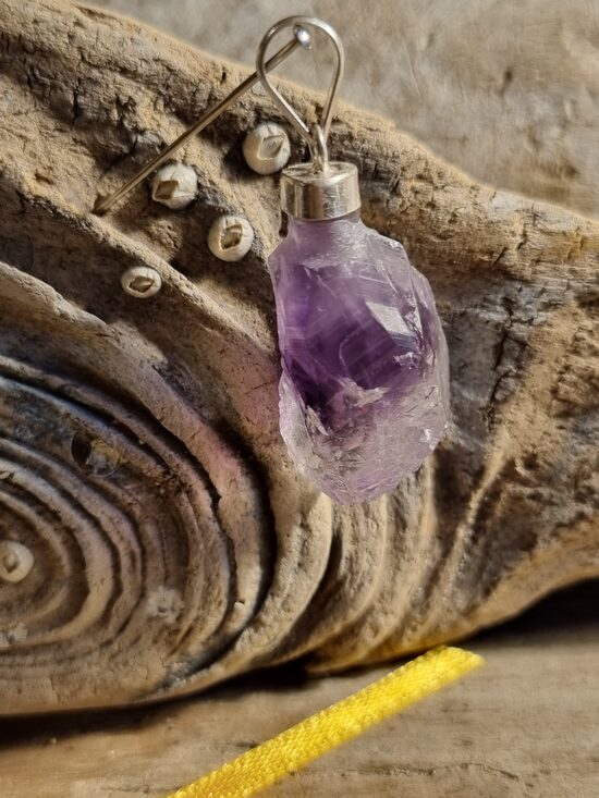 Neapstrādāts ametista kulons "Skaistais" Izmērs 3 x 1.2 cm Dzeltena bantīte Ar dabīgiem iespiedumiem Sudrabs