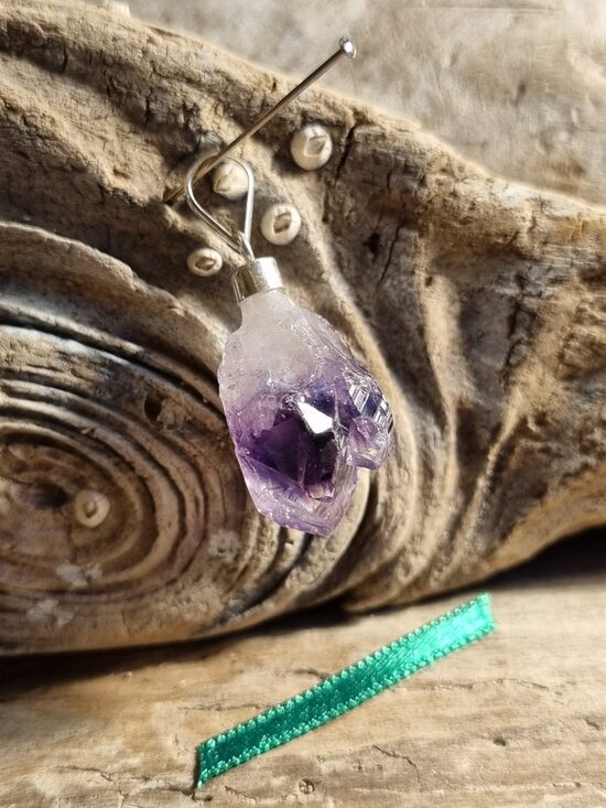 Neapstrādāts ametista kulons "Skaistais" Izmērs 2.8 x 1.7 cm Zaļa bantīte Ar dabīgiem iespiedumiem Sudrabs
