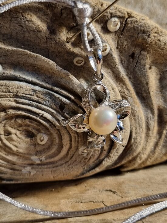 Kulons ar dabīgu pērli "Skaistais zieds" Izmērs 2.5 x 2 cm Sudrabs