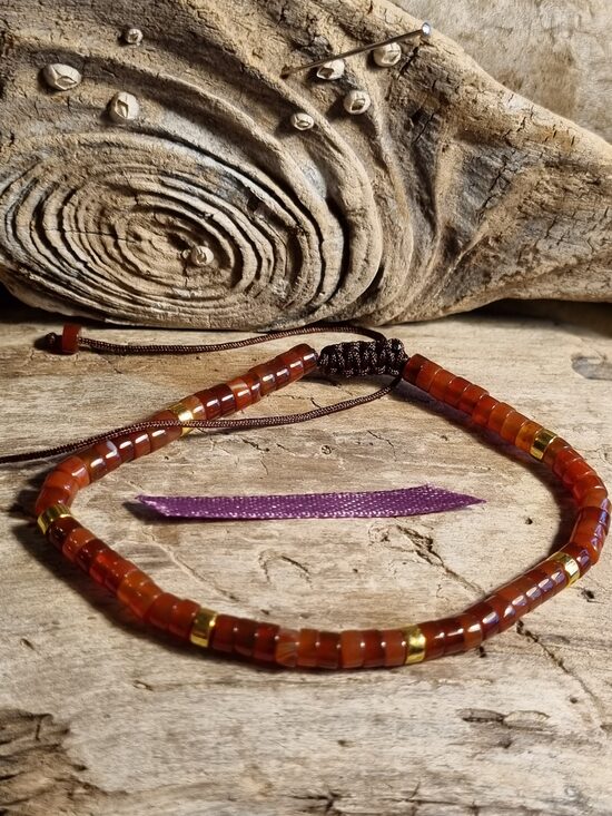 Karneola aproce "Mīļā" Izmērs" Izmērs 19 cm Bumbiņa 6 mm Lillā bantīte