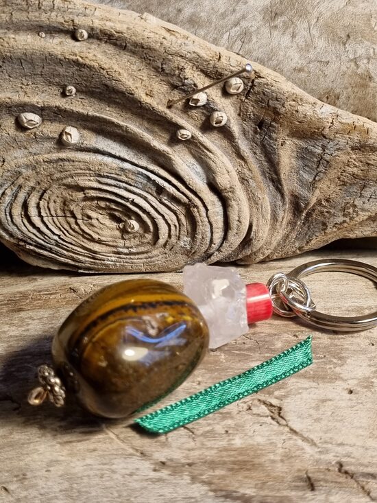 Atslēgu piekariņš ar tīģeraci, kalnu kristālu un koralli Izmērs 6 x 2.5 cm Zaļa bantīte