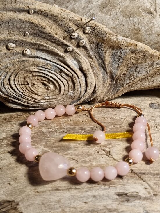 Rozā kvarca aproce "Dāvana mīļajai" nr 1. Izmērs 17 cm + aukla bumbiņa 5 mm Dzeltena bantīte