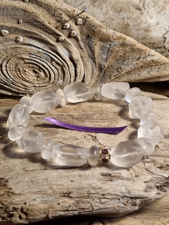 Kalnu kristāla rokassprādze Izmērs 19 cm Bumbiņa 8-10 mm Lillā bantīte