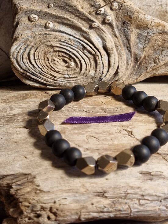 Pirīta aproce ar melnu oniksu "Aizsadzībai" Izmērs 18.5 cm Bumbiņa 8 mm Lillā bantīte No Peru