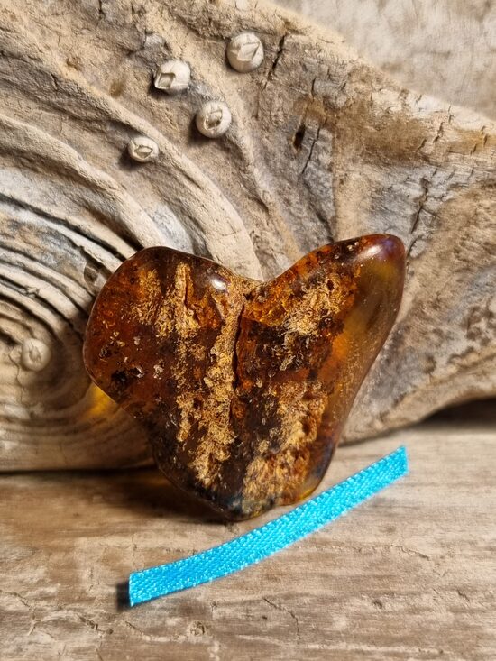 Dzintars pulēts sirds formā "Mīļotajai" Izmērs 3 x 3.5 cm Zila bantīte