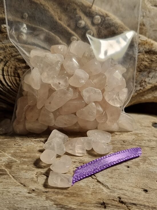 Rozā kvarca gabaliņi "Mandalu veidošanai" Izmērs 1 x 0.5 cm Ar caurumu Lillā bantīte