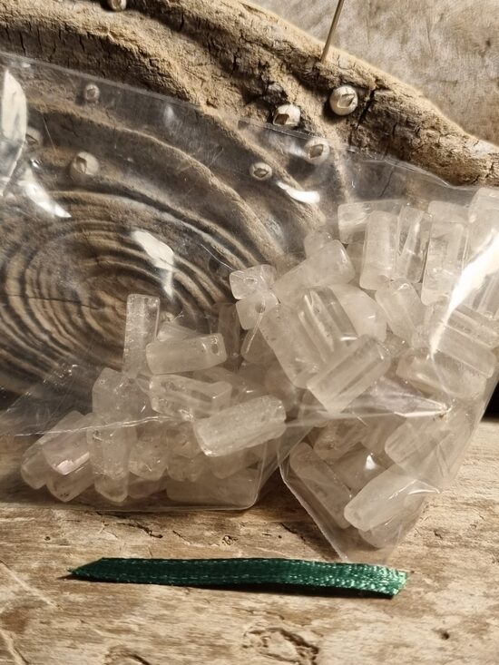 Kalnu kristāla gabali "Mandalu veidošanai" nr 1. Izmērs 1 x 0.5 cm Ar caurumiņu Zaļa bantīte