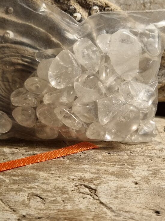 Kalnu kristāla gabali "Mandalu veidošanai" nr 2. Izmērs 1 x 1 cm Ar caurumiņu Rozā bantīte