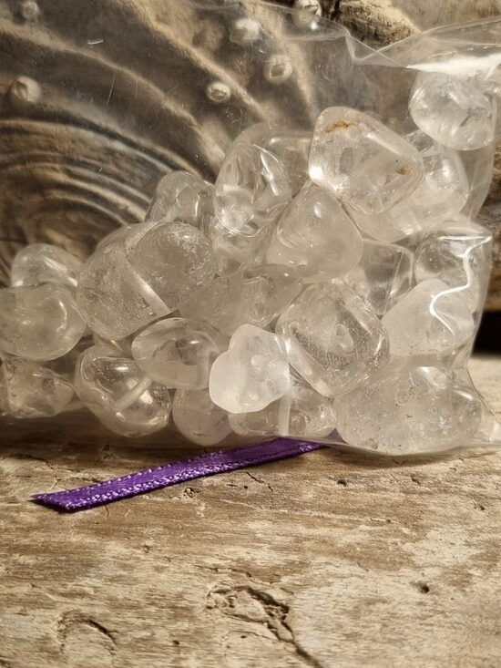 Kalnu kristāla gabali "Mandalu veidošanai" nr 3. Izmērs 1 x 1 cm Ar caurumiņu Lillā bantīte