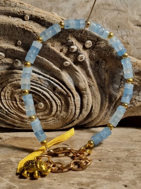 Akvamarīna aproce "Zelta zilonis" nr 2. Izmērs 17 cm + ķēdes garums Zelta krāsas metāls Dzeltena bantīte