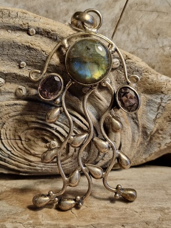 Liels labradora kulons "Greznais" Ar diviem ametistiem Izmērs 7.5 x 4 cm Aizsardzībai priekšnamā No Madagaskaras