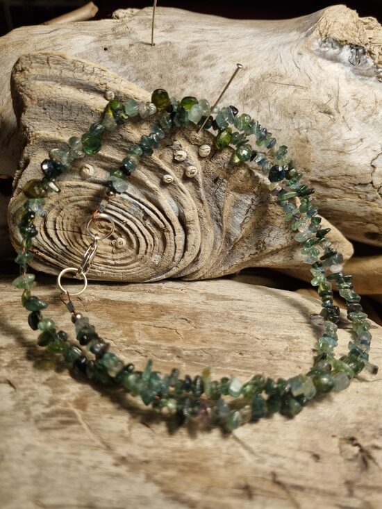 Zaļa turmalīna krelles "Sirdsmieram" no maziem gabaliņiem 0.5 x 0.5 cm Garums 53 cm 