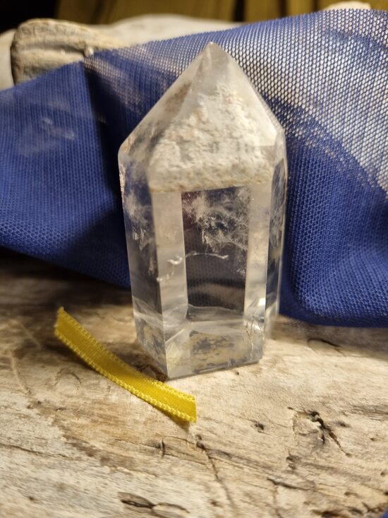 Kalnu kristāla prizma nr 1. ar iekļāvumiem Izmērs 6 x 3.5 cm No Madagaskaras Dzeltena bantīte