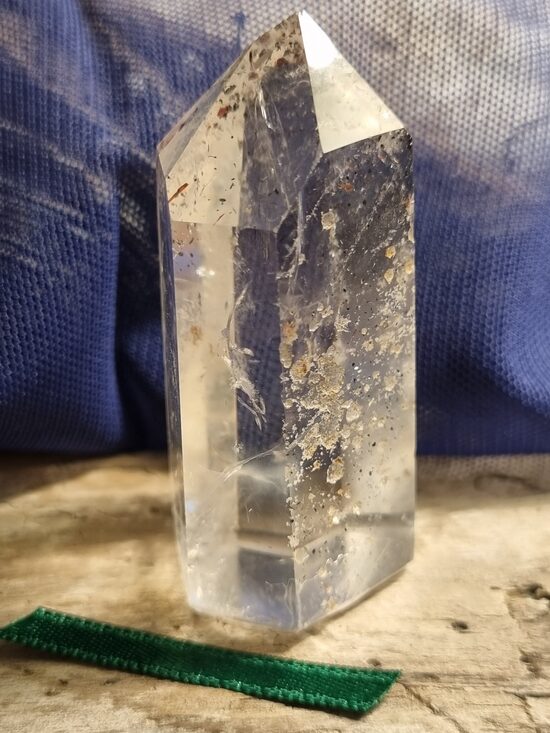 Kalnu kristāla prizma nr 2. ar iekļāvumiem Izmērs 6 x 3 cm No Madagaskaras Zaļa bantīte