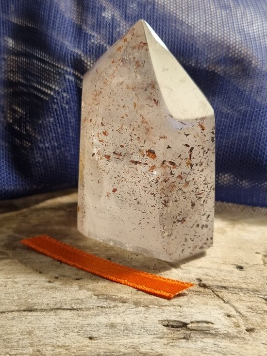 Kalnu kristāla prizma nr 3. ar iekļāvumiem Izmērs 5 x 4 cm No Madagaskaras Sarkana bantīte