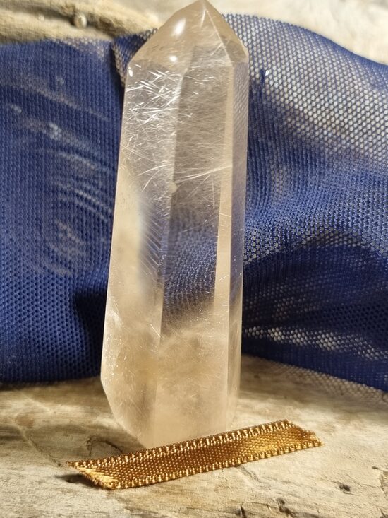 Kalnu kristāla prizma nr 6. ar rutila stīgām Izmērs 7 x 2.3 cm No Madagaskaras Brūna bantīte