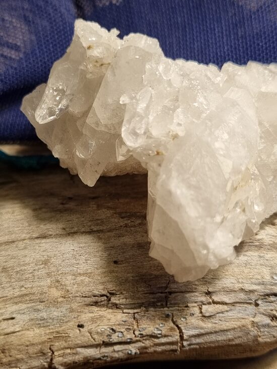 Kalnu kristāla drūza "Stiprā" nr 4. Izmērs 5 x 5 cm No Madagaskaras Zaļa bantīte