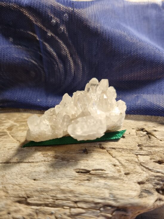 Kalnu kristāla drūza "Stiprā" nr 6. Izmērs 4.5 x 3 cm No Madagaskaras Zaļa bantīte