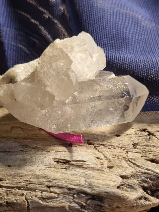 Kalnu kristāla drūza "Stiprā" nr 7. Izmērs 4 x 4.5 x 5 cm No Madagaskaras Lillā bantīte