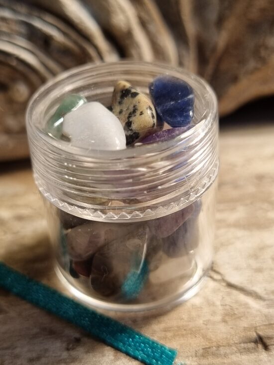 Dažādi mazi akmentiņi Izmērs 1 x 0.5 cm Zaļa bantīte Trauciņa izmērs 3 x 2.5 cm